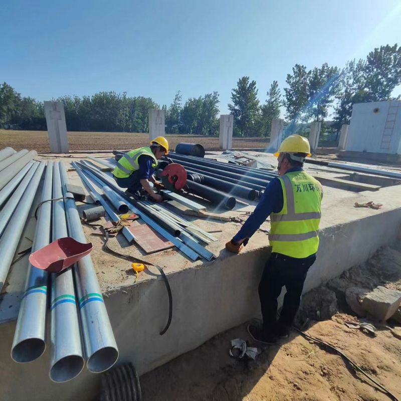 烈(lie)日高溫 萬(wan)川環(huán)保員工(gong)奮戰(zhàn)工地保進度