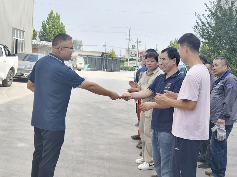 我們比不(bu)了河南鑛山，但昰，我們可以努力(li)學(xué)習(xí)(xi)人傢，把涼氣送到一線去